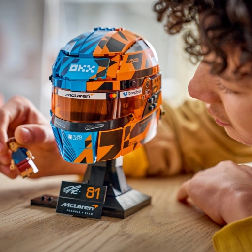 Authentischer McLaren-Helm in ikonischen Farben