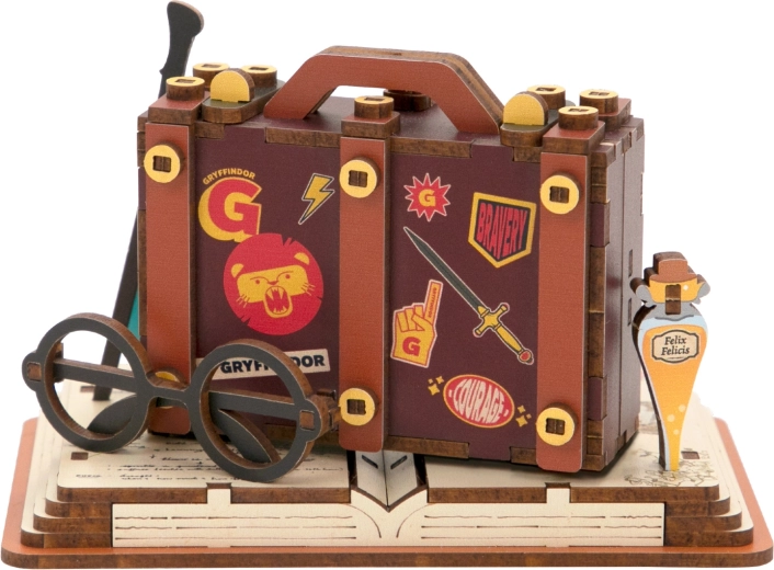 Sockel mit Koffer im Harry-Potter-Stil