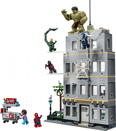 Einstürzende Fassade mit Hulk im Inneren