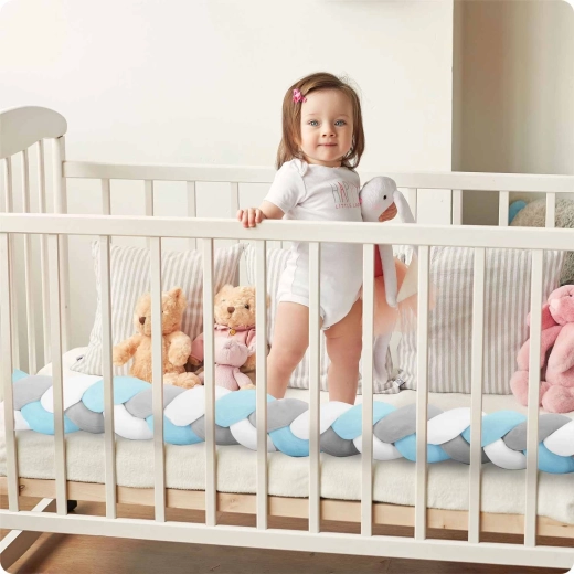 Weicher Schutz im Kinderbett