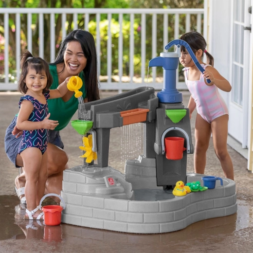 Großer Wasserspieltisch für gemeinsames Spielen