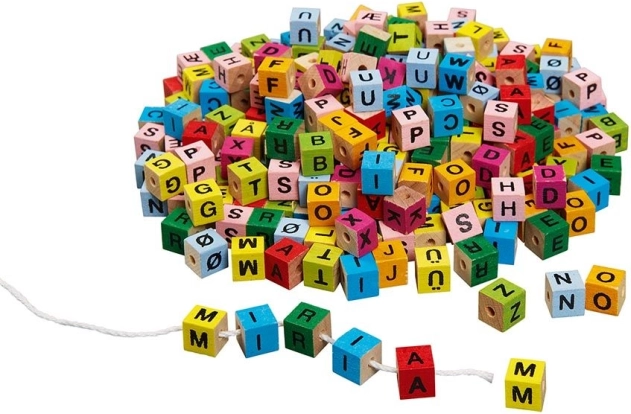 Bunte Buchstaben zum Auffädeln