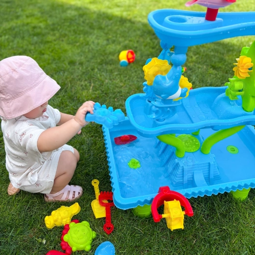 Spiel mit Wasser und Sand