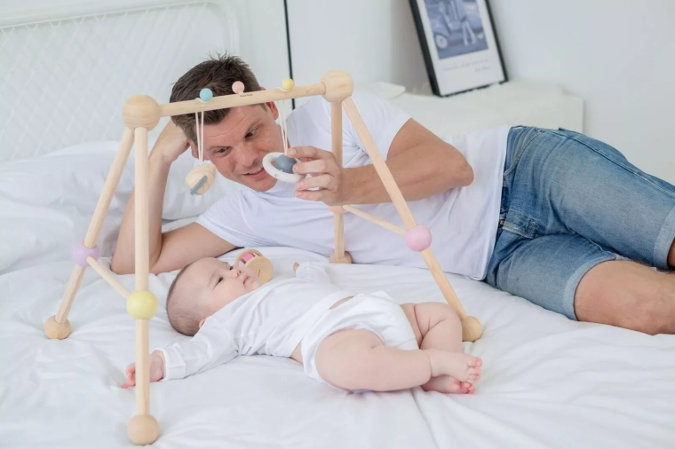 2 austauschbare Hängespielzeuge für die Entwicklung des Babys