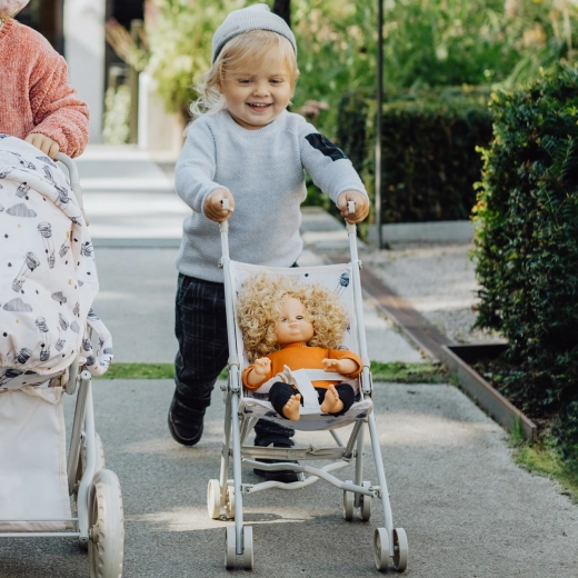 Leichter Buggy, den Kinder mühelos schieben können