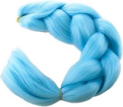 Kräftige Farbe und natürlicher Zopf-Look