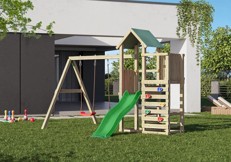 Kletterwand und Rutsche mit Wasseranschluss