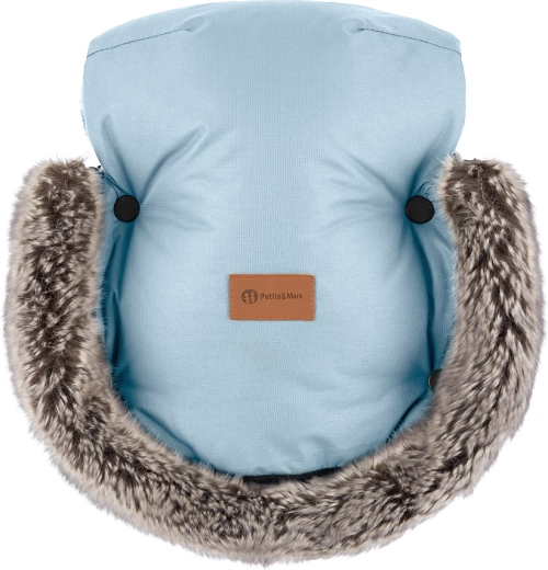 Warme Hände am Kinderwagengriff