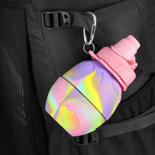 Praktischer Karabiner und dicht schließender Deckel