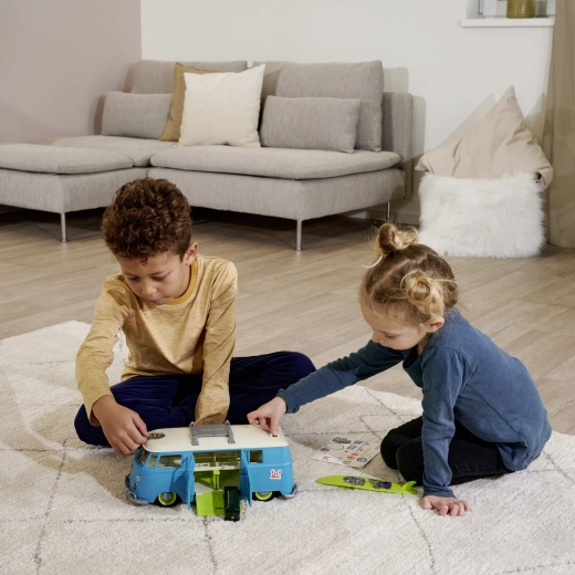 Aufklappbare Konstruktion mit Spielzonen