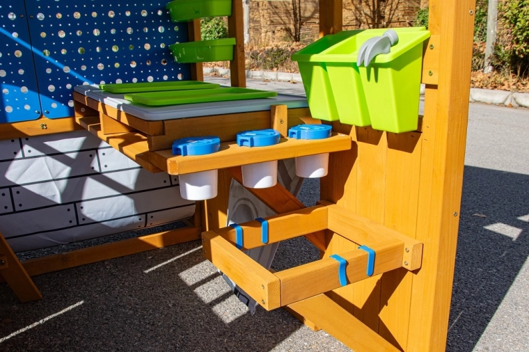 Arbeitstisch und Aufbewahrungssysteme für Ordnung beim Spiel