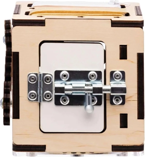 Türchen mit Riegel und Scharnieren