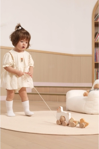 Schaukelnde Küken, die zum Laufen motivieren