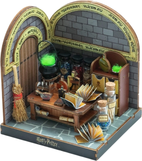 Detailreiches Mini-Diorama des Zaubertrank-Klassenraums