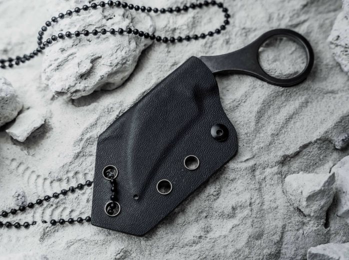 Trageweise am Hals: Kydex-Scheide und Kugelkette