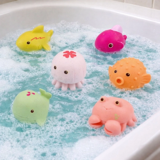 Sie schwimmen auf dem Wasser und machen das Baden spaßig