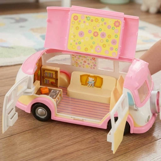 Aufklappbarer Wohnwagen für mehr Spielfläche