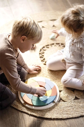 Kreatives Spiel inspiriert von Montessori