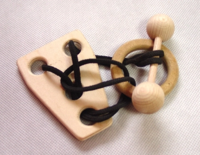 Holzpuzzle in Form einer Hantel