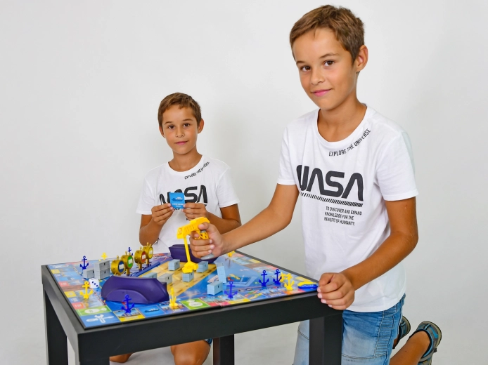 Familien-Strategiespiel in der Welt der Schifffahrt