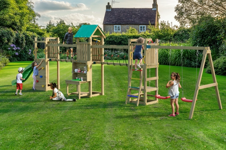 Schaukeln und Spielküche für gemeinsames Spiel