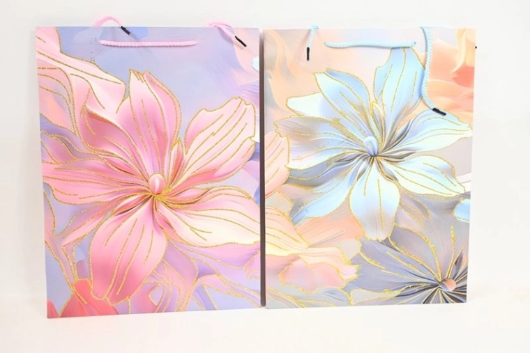 Große Geschenktasche mit Blumenmotiv und goldenen Details