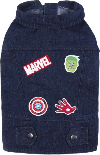 Marvel-Aufnäher und Jeans-Look