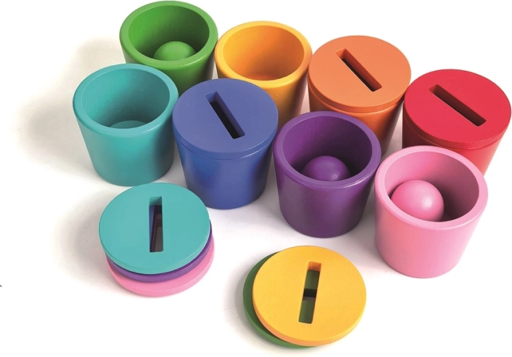 Becher mit Schlitzen zum Einwerfen der Münzen