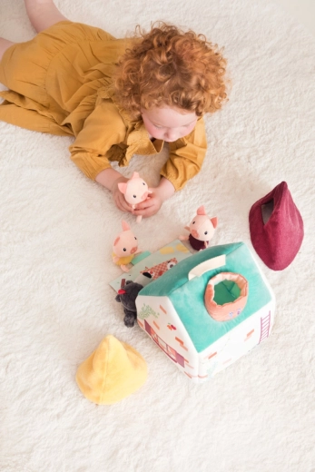 Lilliputiens Textilhaus mit dem Märchen „Der Wolf und die drei kleinen Schweinchen“