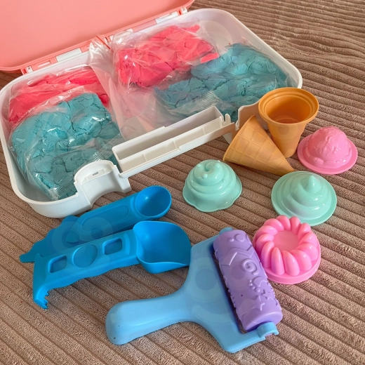 Eisdiele mit zahlreichen Zubehörteilen