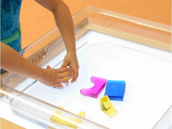 Leuchtende Farben und Lichteffekte auf dem Leuchttisch