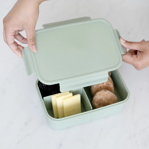 Drei Fächer für übersichtliches Verpacken des Snacks