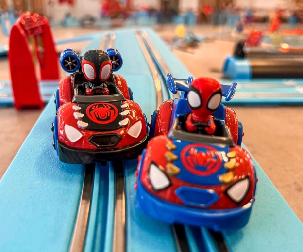 Rennstrecke mit Marvel-Helden