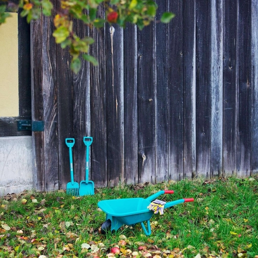 Schaufel und Harke für kleine Gärtner