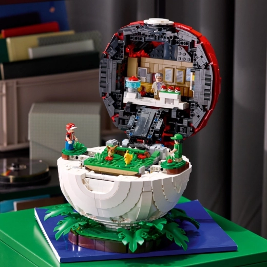 Aufklappbarer Poké Ball mit verborgenem Diorama