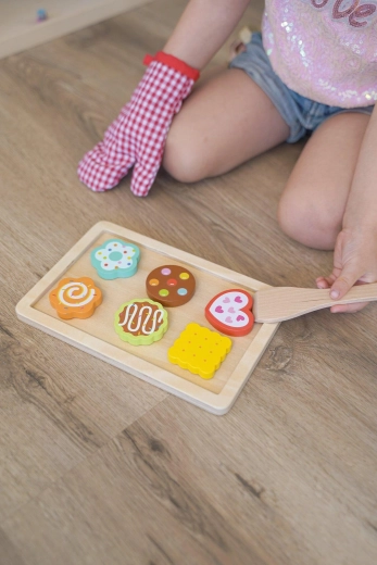Holzset aus Keksen und Cookies für die Kinderküche