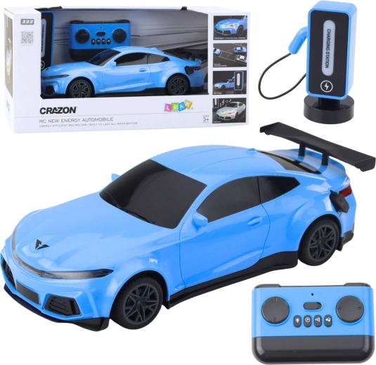 Elektrisches RC-Rennauto mit Ladestation – blau