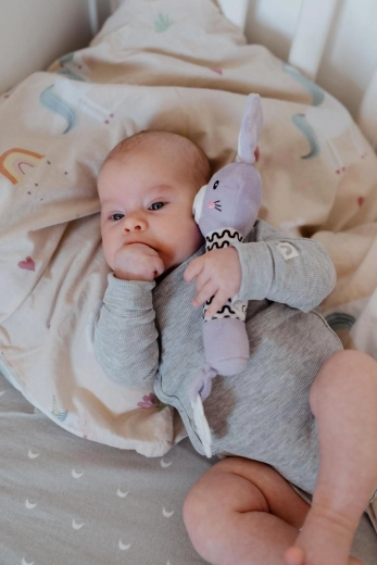 Sanftes Quietschen zur Förderung des Hörsinns