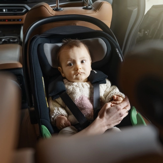 Komfort ab Geburt dank Einlage und 5-Punkt-Gurt