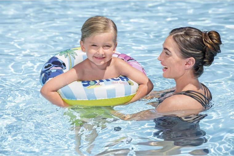 Leichte Unterstützung beim Spielen im Wasser