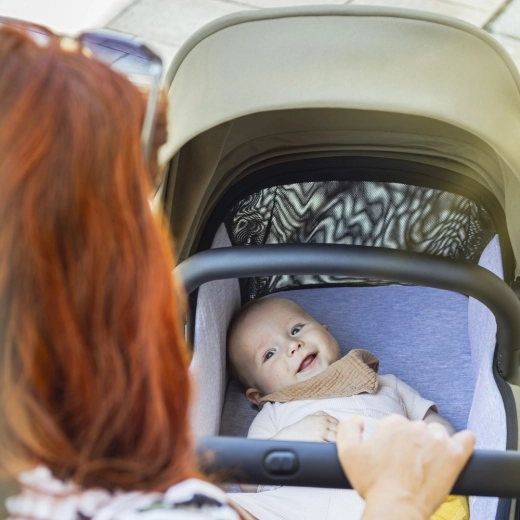 Babywanne mit Belüftung und verlängerbarem Verdeck SPF 50+