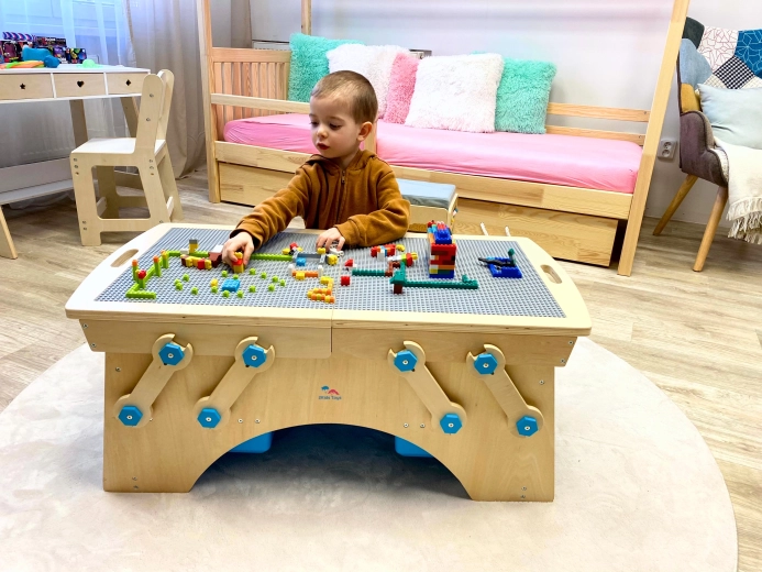 Sicherer Tisch für kleine Baumeister