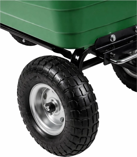 Vier große pneumatische Räder für jedes Gelände