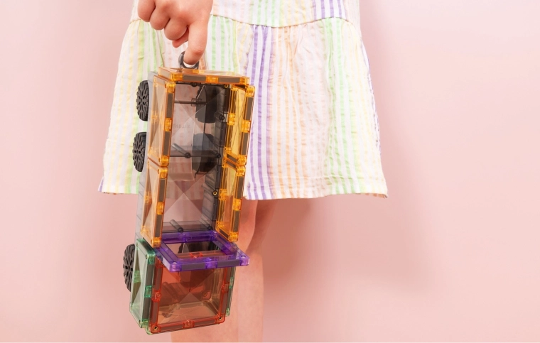 Pastellfarben, transparente Teile und Lernen durch Spiel