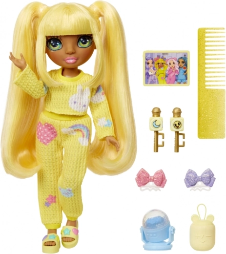 Gelber Pyjama und langes Haar