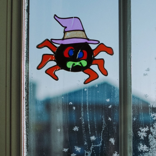 Halloween-Fensterdekoration – bunter Glitzer-Spider