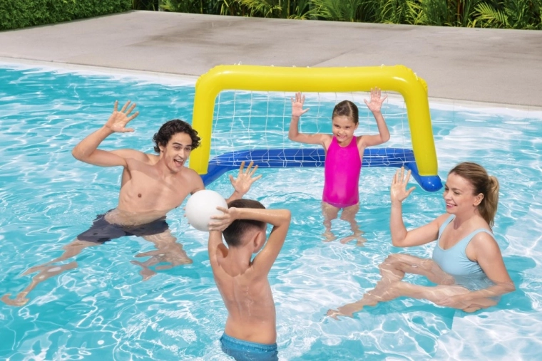 Unterhaltsames Spiel im Wasser