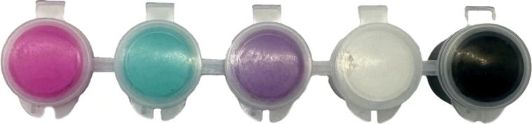 Fünf leuchtende Farben in praktischen Bechern