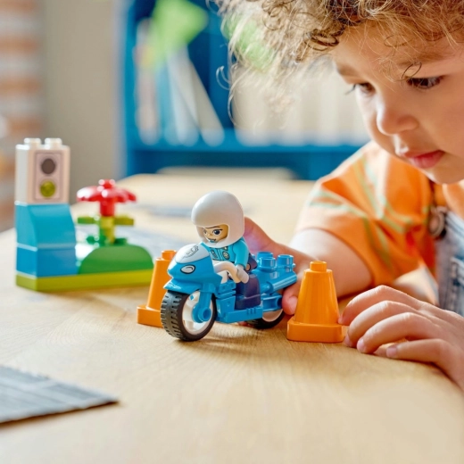 Fantasievolles Spiel mit Polizistin