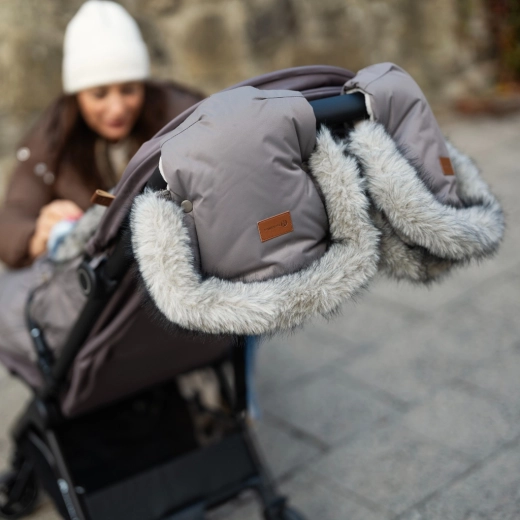 Warmes Fleece-Futter und Kunstfell als Windschutz
